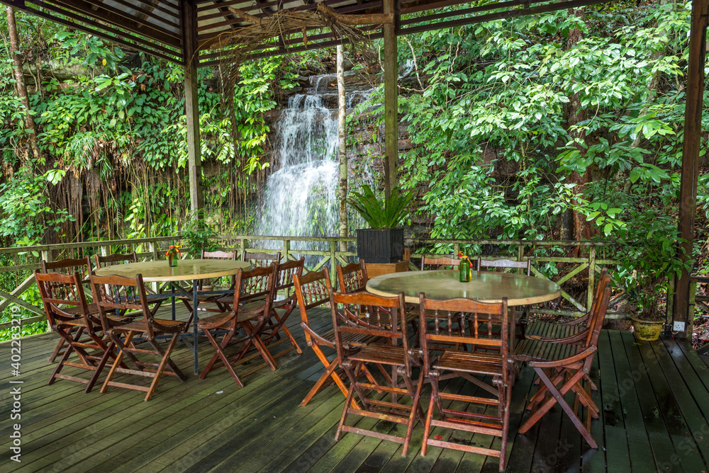 Persada Alam at the waterfall area serves the guests with interactive performances by the artistes of Sarawak Cultural Village which include fashion shows, folk songs, and jamming sessions