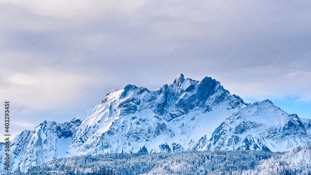 Malerische Ansicht des schneebedeckten Berges Pilatus gegen den Himmel