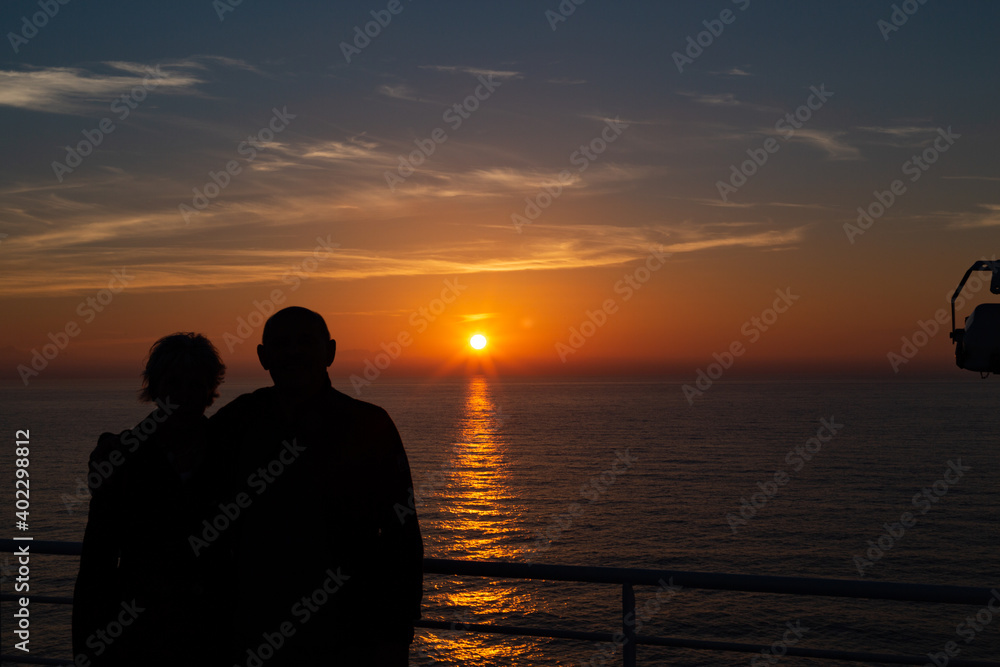 Rentner Ehepaar schaut in den Sonnenuntergang