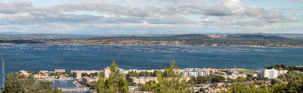 Panorama de la ville de Sète et de l'étang de Thau