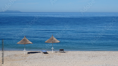 Zwei einsame Liegen am Strand