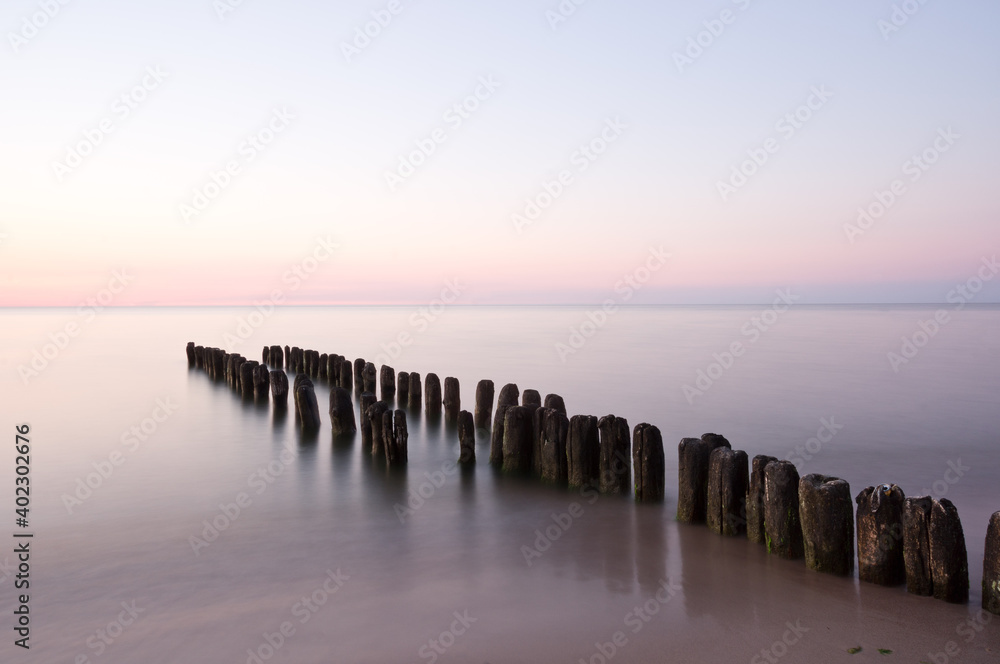 Morze Bałtyckie zachód słońca, falochrony. 