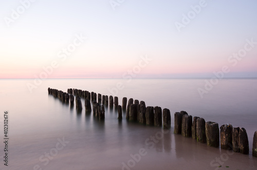 Morze Bałtyckie zachód słońca, falochrony. 