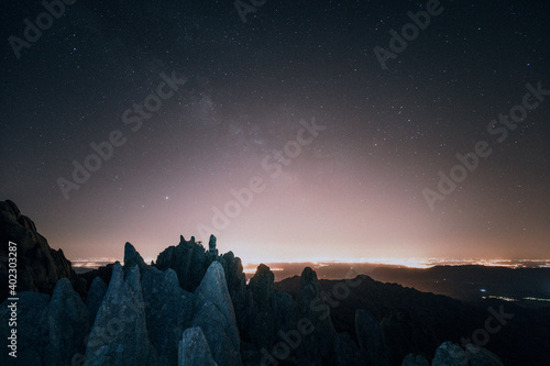 fotografia nocturna de estrellas en la montaña 