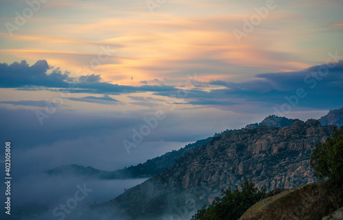 Mar de nubes en la montaña al amanecer 