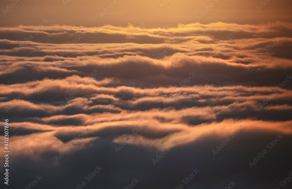 Mar de nubes en la montaña al amanecer 