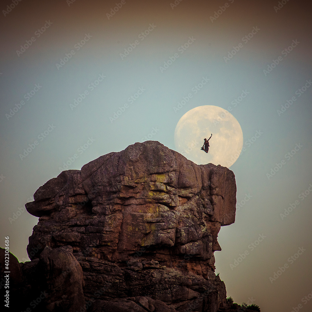 Escalador en la montaña con la luna llena 