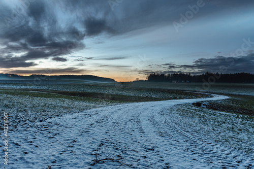  Ausblick vom Jagdansitz auf Wiese , Wald und Himmel mit Wolken am Abend bei Sonnenuntergang