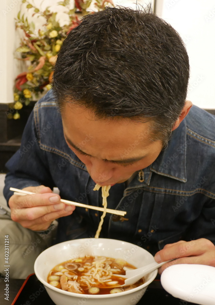 ラーメンを食べる ラーメンを食べる