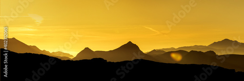 Goldener Sonnenaufgang über Berggipfeln