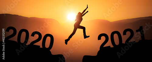 Jahreswechsel von 2020 zu 2021 mit Jahreszahl auf einem Berggipfel