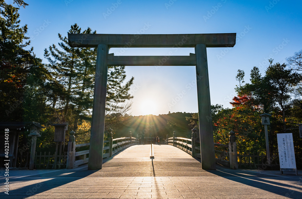 伊勢神宮 内宮 宇治橋鳥居から昇る朝日