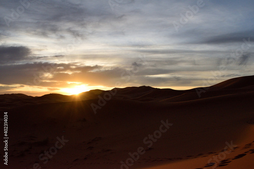 サハラ砂漠の朝日 © Zen