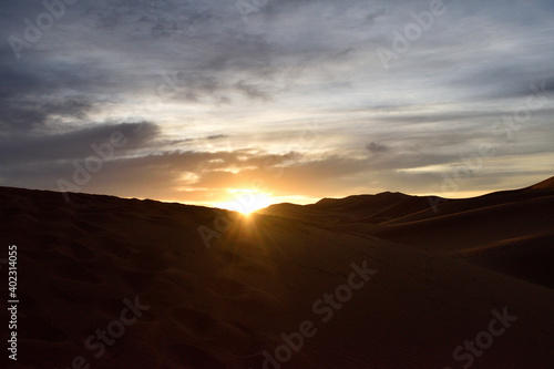 サハラ砂漠の朝日