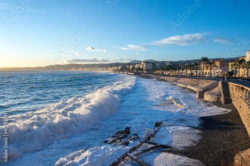 Mer agitée sur la plage de Nice en France en hiver