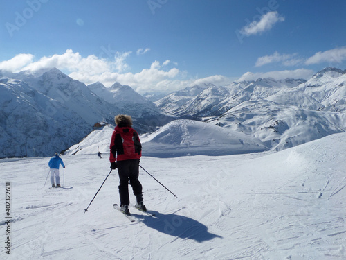 Skifahrerein vor Berglandschaft auf der Piste. Kitzbühel in Tirol, Österreich. Frau Sportlerin Wintersport Abfahrt Piste.