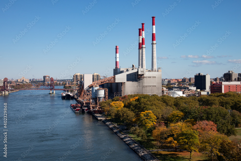 Naklejka premium Long Island City Queens Autumn Skyline with Colorful Trees and a Power Plant along the East River in New York City