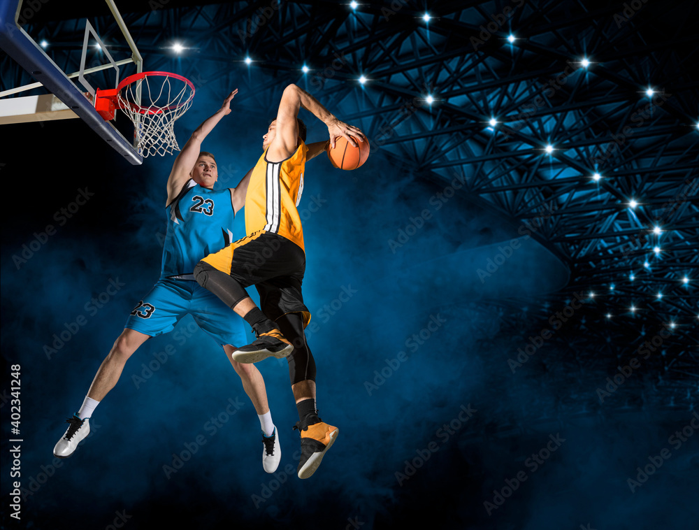 Obraz premium Two basketball players in action