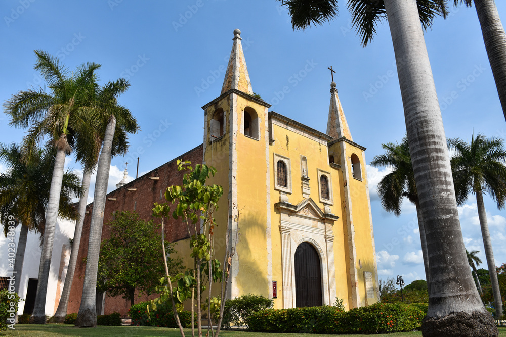 Obraz premium Facade of the Parroquia de Santa Ana church in the historic center of Mérida, Mexico