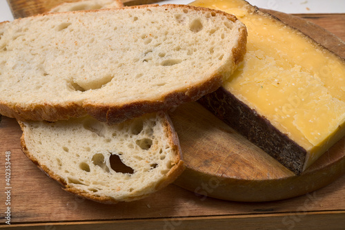 Queso francés y pan sobre una tabla de madera