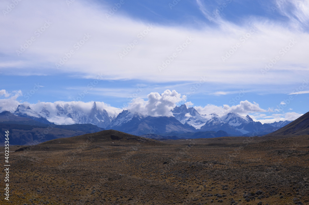 Blick auf schneebedeckte Berge im Nationalpark Torres del Paine in Patagonien.