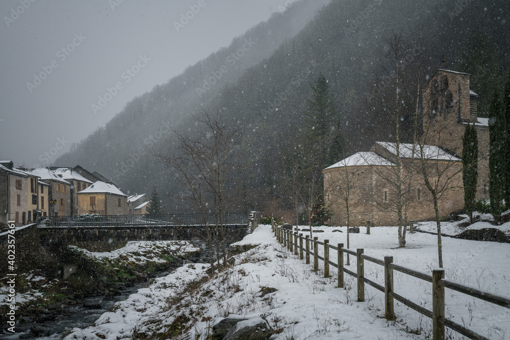 Fototapeta premium Salau village pyrénéen sous la neige