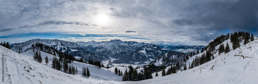 Winterpanorama der Allgäuer Berge über der Ortschaft Hindelang vom Spieser aus betrachtet