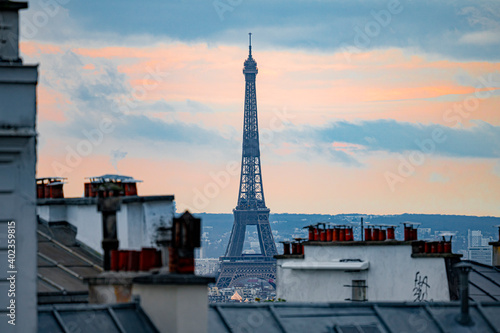 Tejados de París con vistas a la Torre Eifield de fondo durante el atardecer