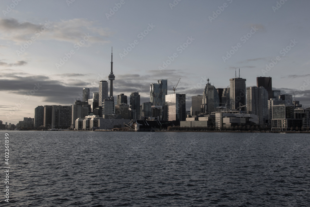 Naklejka premium Toronto skyline from Lake Ontario
