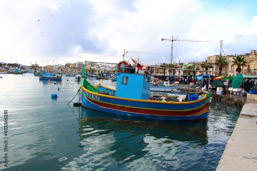 Marsaxlokk, un village charmant maltais avec des bateaux colorés Marsaxlokk, un village charmant maltais avec des bateaux colorés