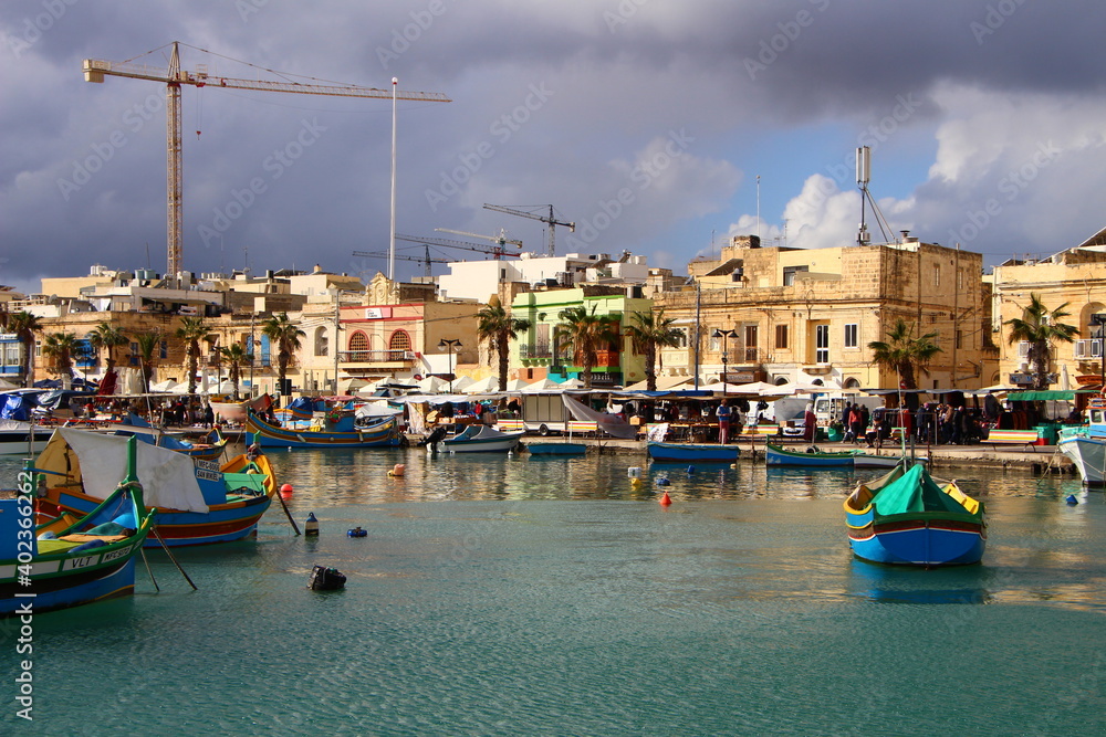 Marsaxlokk, un village charmant maltais avec des bateaux colorés