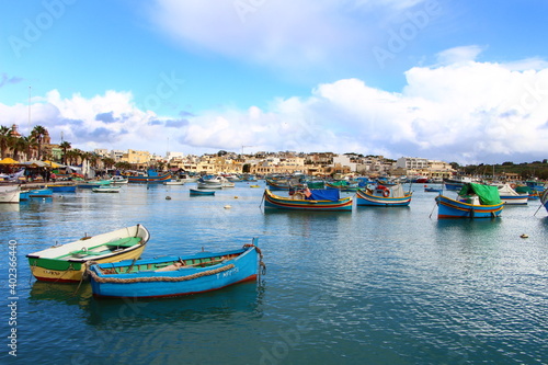 Marsaxlokk  un village charmant maltais avec des bateaux color  s