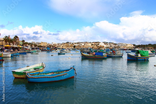 Marsaxlokk  un village charmant maltais avec des bateaux color  s