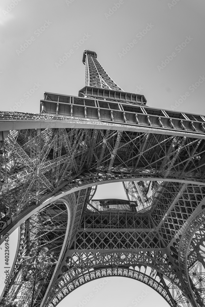 Fototapeta premium Eiffel tower in the summer
