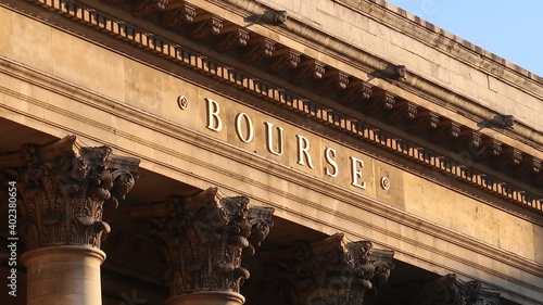 Fronton du bâtiment de la Bourse de Paris, façade du palais Brongniart (France)
