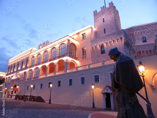 Photos Façade éclairée du Palais princier de Monaco, avec la statue de François Grimald
