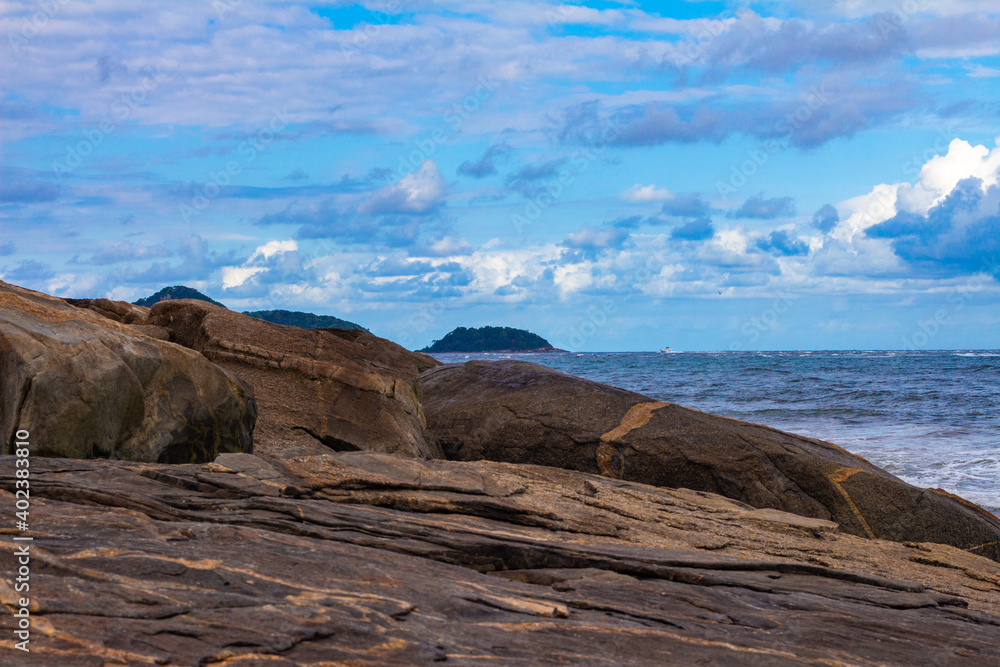 pedras da praia de Guaratuba, pedras de Guaratuba, paisagem do litoral, pedras do litoral
