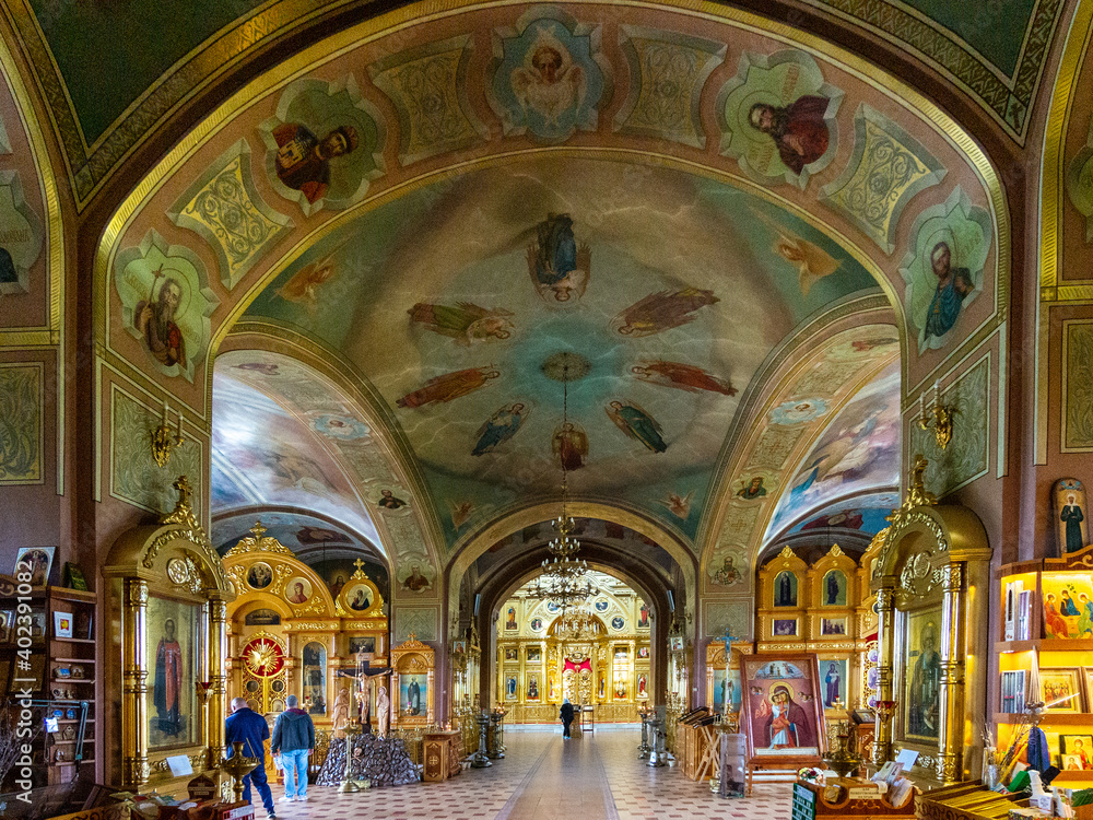 Obraz premium Single-domed St Nicholas' Cathedral with a column façade and bell tower in Serpukhov, Russia. Travel and architecture.