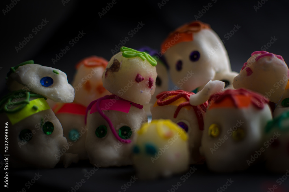 Calaveritas de azúcar apiladas con fondo negro