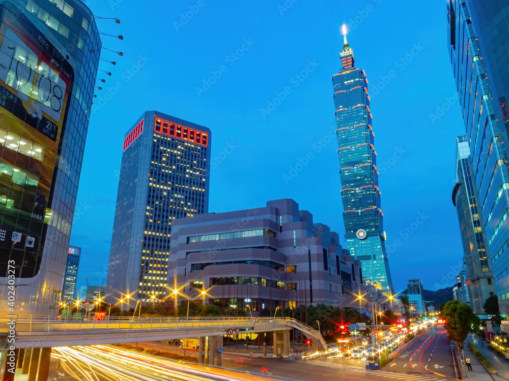 Obraz premium High angle night view of the Taipei 101