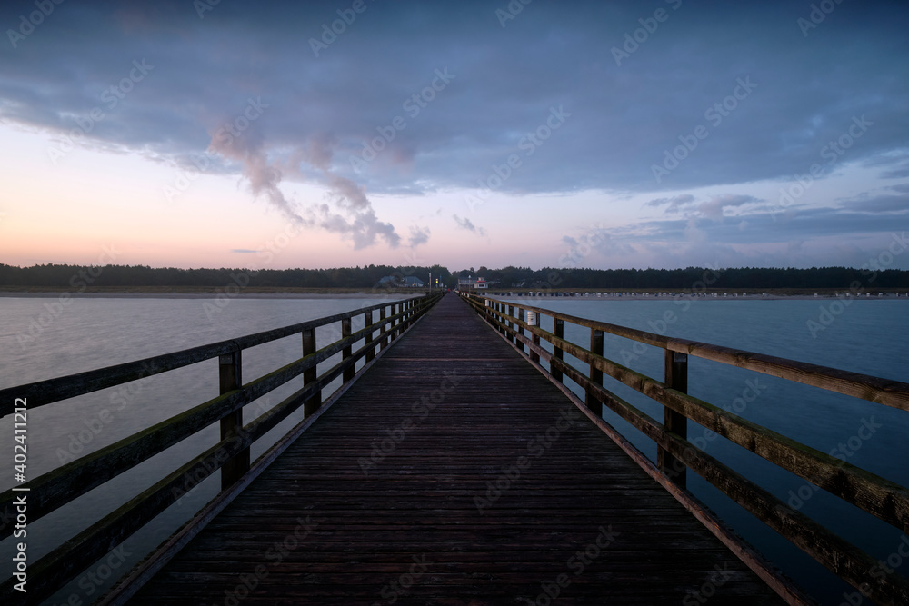 Sonnenaufgang an der Seebrücke am Nordstrand im Ostseebad Prerow auf dem Darß, Fischland-Darß-Zingst, Mecklenburg Vorpommern, Deutschland