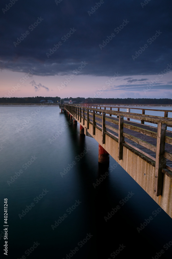 Fototapeta premium Sonnenaufgang an der Seebrücke am Nordstrand im Ostseebad Prerow auf dem Darß, Fischland-Darß-Zingst, Mecklenburg Vorpommern, Deutschland