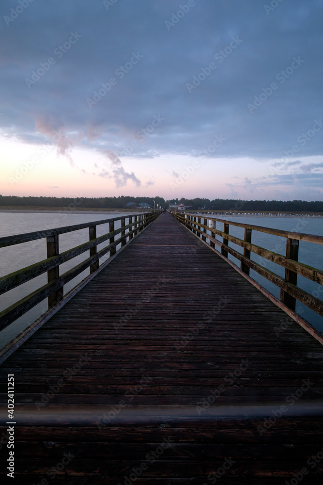 Sonnenaufgang an der Seebrücke am Nordstrand im Ostseebad Prerow auf dem Darß, Fischland-Darß-Zingst, Mecklenburg Vorpommern, Deutschland