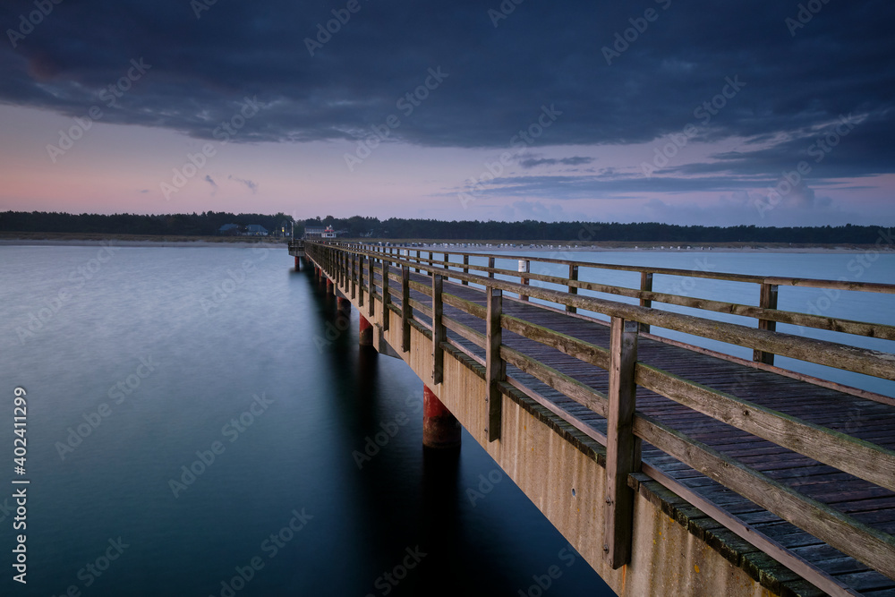 Obraz premium Sonnenaufgang an der Seebrücke am Nordstrand im Ostseebad Prerow auf dem Darß, Fischland-Darß-Zingst, Mecklenburg Vorpommern, Deutschland