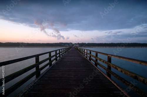 Sonnenaufgang an der Seebrücke am Nordstrand im Ostseebad Prerow auf dem Darß, Fischland-Darß-Zingst, Mecklenburg Vorpommern, Deutschland © dina