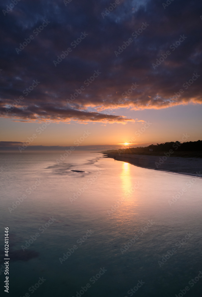 Obraz premium Sonnenaufgang am Nordstrand im Ostseebad Prerow auf dem Darß, Fischland-Darß-Zingst, Mecklenburg Vorpommern, Deutschland