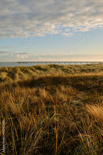 Sonnenaufgang an der Seebrücke am Nordstrand im Ostseebad Prerow auf dem Darß, Fischland-Darß-Zingst, Mecklenburg Vorpommern, Deutschland