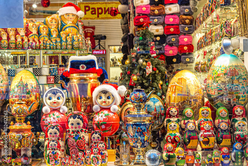 Showcase of a souvenir shop with traditional Russian souvenirs © roundex