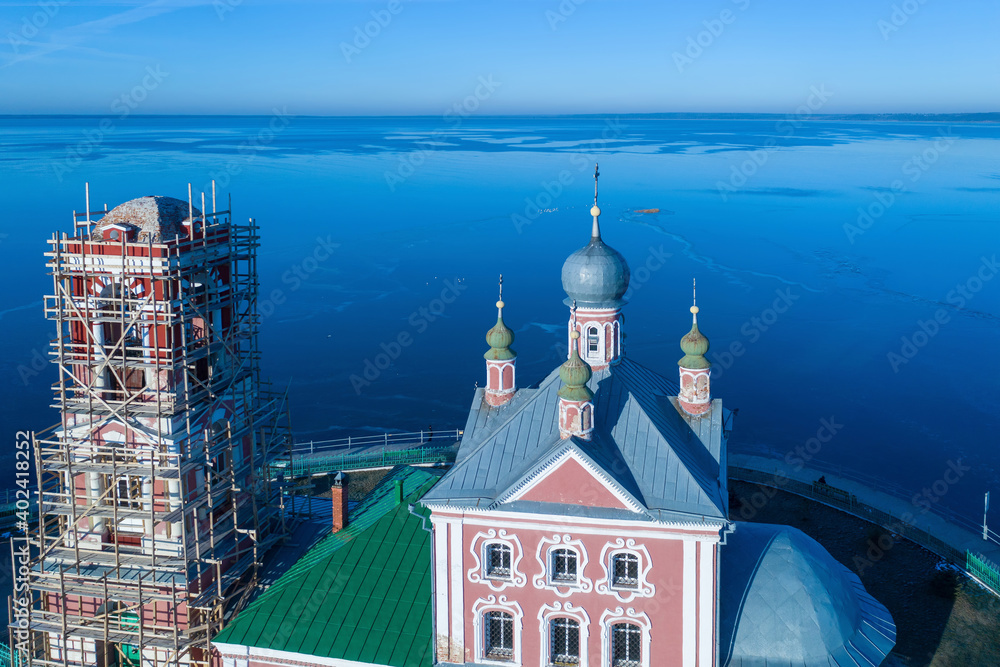 Obraz premium Restoration of Church of the Forty martyrs on the background of frozen lake Pleshcheyevo. Pereslavl-Zalessky, Yaroslavl Oblast, Russia.