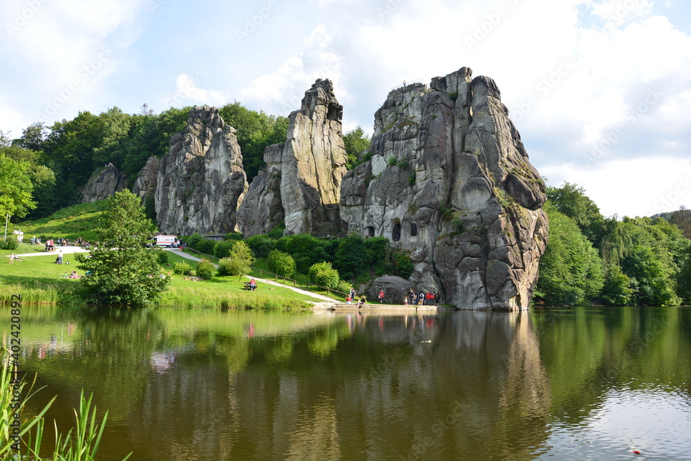 Blick auf Externsteine im Teutoburger Wald mit Spiegelung im Wiembecketeich bei Horn-Bad Meinberg im Kreis Lippe in Nordrhein-Westfalen